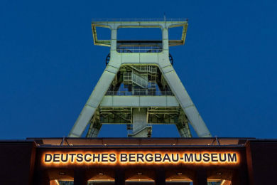 Aussenansicht des Museumsgebäudes mit Förderturm
