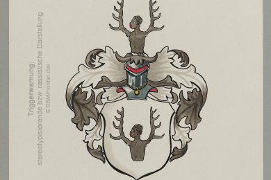 Triggerwarnung: Abbildung mit einer stereotypisierenden und rassistischen Darstellung, die auf Betroffene von rassistischer Gewalt verletzend wirken kann. Grafikvorderseite mit stilisiertem Wappen der Familie „von Waldheim“ in zentrierter Position und den Farben Weiß, Braun, Hellgrau, Dunkelgrau, Rot und Gelb. Als Wappenfigur und Helmzier zeigt es den Rumpf einer Person of Color mit Hirschgeweihen anstelle von Armen. Helm und Wappen werden von floralen Helmdecken umgeben. Darunter der Schriftzug v. Waldheim