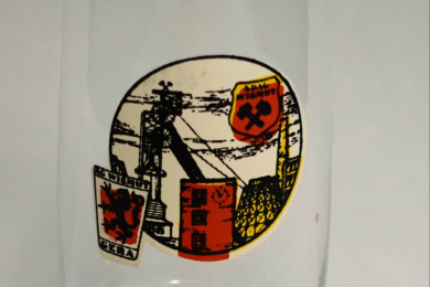 Bierglas mit Aufdruck einer Industriedarstellung zweier Wappen Schriftzug 
