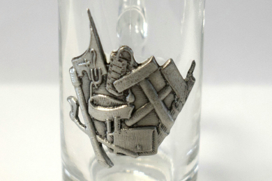 Schnapsglas mit Zinnrelief zeigt Gezähe 