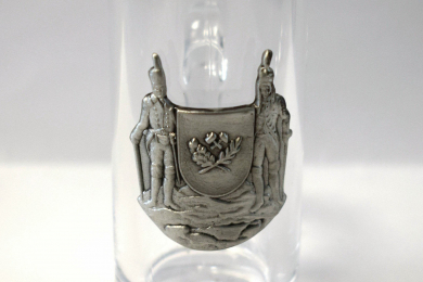 Schnapsglas mit Zinnrelief zeigt zwei Bergleute und ein Wappenschild 