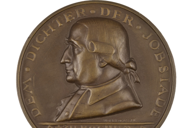 Bronzemedaille mit Darstellung des Brustbilds eines Mannes im Linksprofil, die Umschrift lautet: ‚Dem Dichter der Jobsiade Dr. C. A. Kortum‘.