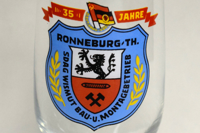 Bierglas mit Aufdruck eines Wappens mit Spruchband und Umschrift 