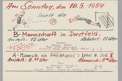 Dargestellt ist ein mit Buntstiften gestalteter Aushang mit diversen Informationen und Illustrationen zu zwei Fußballspielen am 16.05.1954.