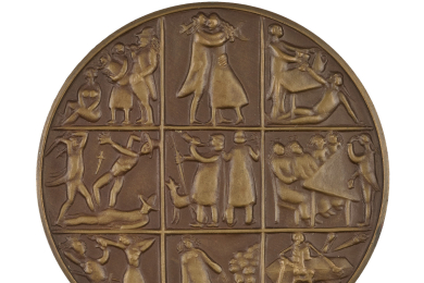 Bronzemedaille mit Darstellung von neun durch ein Raster abgegrenzten Motiven, in denen verschiedene Figuren miteinander interagieren.