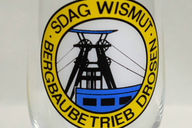 Bierglas mit Aufdruck eines Fördergerüstes und eines Gebäudes mit Umschrift