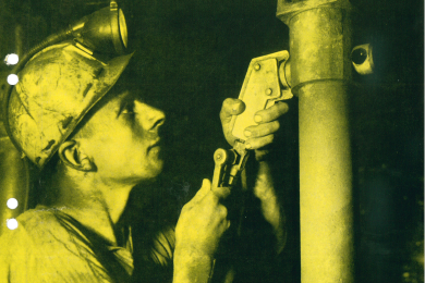 Werbung für hydraulischen Grubenstempel mit Bergmann, der einen solchen bedient