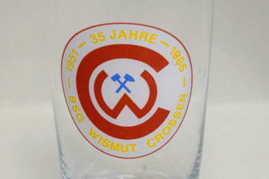 Bierglas mit Aufdruck eines Logos mit Umschrift 