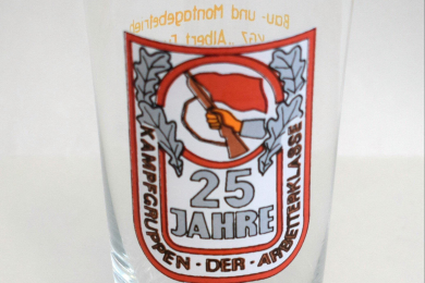 Bierglas mit Aufdruck eines Logos mit Umschrift 