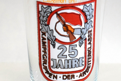 Bierglas mit Aufdruck eines Logos mit Umschrift 