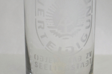 Bierglas mit Gravur eines Wappens und Schriftzug 