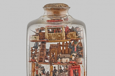 viereckige Glasflasche mit eingebauten Schnitzereien auf vier Ebenen