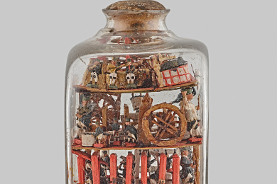 viereckige Glasflasche mit eingebauten Schnitzereien auf vier Ebenen