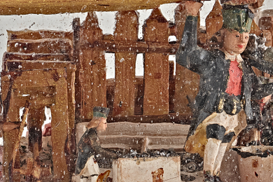 eine aus Holz geschnitzte Maschinerie zur Aufbereitung des Erzes 