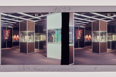 Farbaufnahme der Ausstellungssituation von Kunstexponaten im Deutschen Bergbau-Museum Bochum.