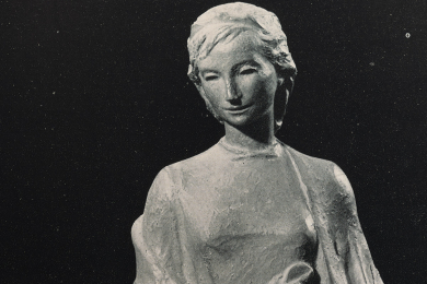 Abbildung einer Frauengestalt in schlichtem Kleid und Umhang 