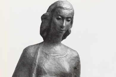 Abbildung einer Frauengestalt in schlichtem Kleid und Umhang mit einem Kelch in der Hand