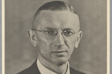 Portrait von Theodor Haber mit Brille und Anzug.