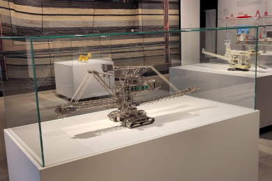 Modell eines Tagebaubaggers in einer Ausstellungsvitrine.