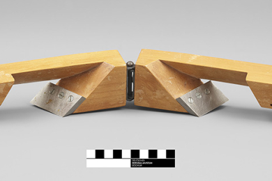 Draufsicht auf ein Hobel-Modell aus Holz und Metall mit den beiden Hobeleisen in der Mitte.