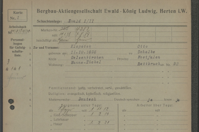 gelbgrundige Personalkarte mit maschinen- und handschriftlichen Eintragungen