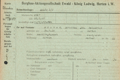 grüngrundige Personalkarte mit maschinen- und handschriftlichen Eintragungen
