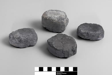 Zu sehen sind 4 bräunlich-schwarze Steine, es handelt sich um Koks aus Braunkohlen.