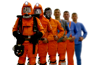 Das Bild ist eine Fotomontage, bei der ein Grubenwehrmann die verschiedenen Lagen der Flammenschutzkleidung anhat und jeweils hintereinander dargestellt ist – von der Unterwäsche im Hintergrund rechts bis zur vollständigen Ausrüstung im Vordergrund links