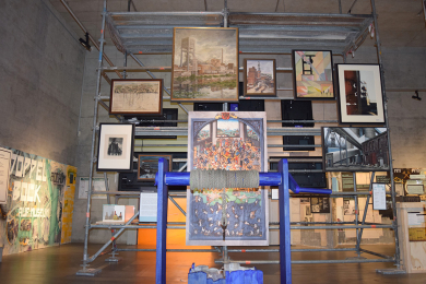 Das Foto zeigt viele Bilder, die in der Sonderausstellung „Doppelbock auf Museum“ zu sehen sind.