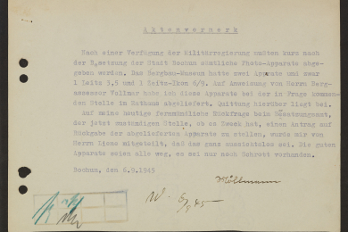 maschinengetippter Text mit handschriftlicher Unterschrift und Kürzeln 