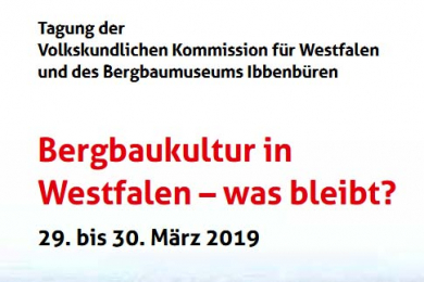 Zu sehen ist das Veranstaltungsplakat mit dem Titel und einem Blick in eine sommerliche westfälische Landschaft