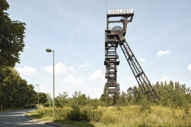Das Foto zeigt das Fördergerüst der ehmaligen Zeche Holland auf einer Industriebrache