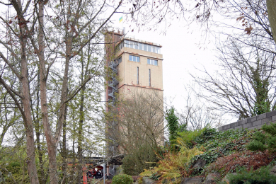 Das Foto zeigt eine Ansicht des Freigeländes des Museums und des ehemaligen Hindenburgturms.