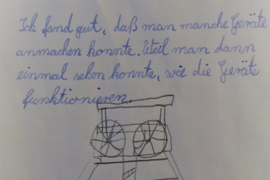 Fördergerüst über dem Deutschen Bergbau-Museum Bochum gezeichnet von einer Schülerin mit handschriftlichem Text
