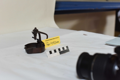 Das Symbolfoto zeigt eine Grubenlampe mit Inventaranhänger auf einem Fototisch.