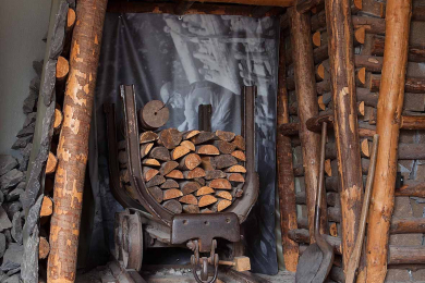 Gezimmerter Türstock mit einem Transportwagen für Grubenholz in der Ausstellung des Museums der Stadt Gladbeck