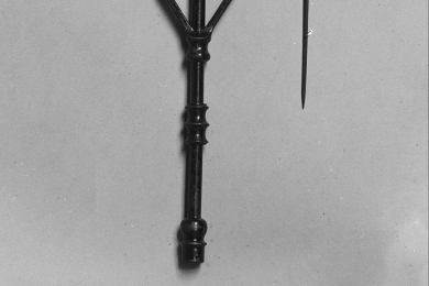 Haken zum Tragen einer Lampe auseinandergeschraubt