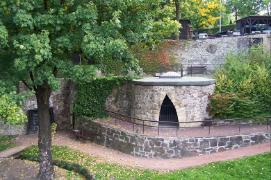 Auf dem Bild ist das Stollenmundloch der Tagesstrecke auf Schloss Burgk in Freital zu sehen.