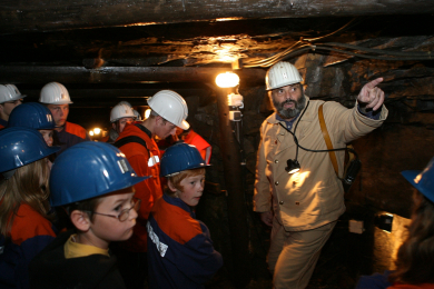 Mitarbeiter mit Besuchergruppe im Besucherbergwerk