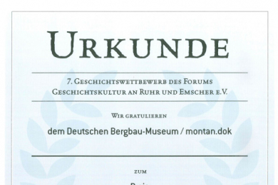 Das Bild zeigt die vom Geschichtswettbewerb an das montan.dok verliehene Urkunde.