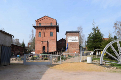 Blick auf den Eingang des Museums und den Malakoffturm im Hintergrund