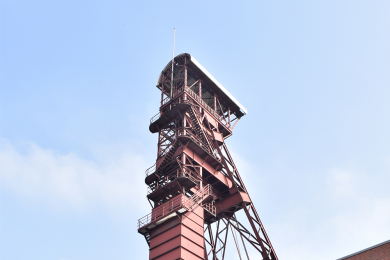 Das Bild zeigt den Foerderturm der Zeche Sophia-Jacoba aus der Unterperspektive