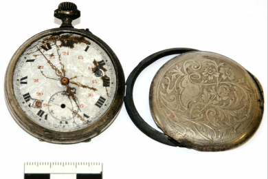 aus der Fassung geratende und auch sonst stark beschädigte Taschenuhr 