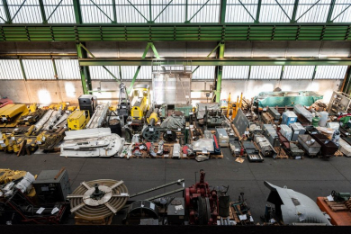Blick in die Lagerhalle mit Bergbauobjekten