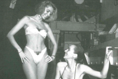 Zwei Frauen in Bikini posieren bei der Vollschnittmaschine im Anschauungsbergwerk
