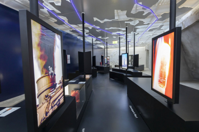 Blick in die Ausstellung des Infocenters zur Route Industriekultur mit grossen Bildschirmen rechts und links