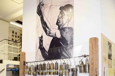 Ein Ausstellungsraum mit aneinander gereihten Grubenlampen.