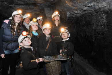 Eine Besuchergruppe unter Tage im National Coal Mining Museum