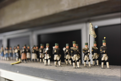 Auf dem Symbolbild sind Zinnfiguren einer Bergmannskapelle in historischen Uniformen zu sehen
