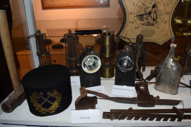 Blick in eine Vitrine mit Grubengleucht des Heimatmuseums Wemmetsweiler.